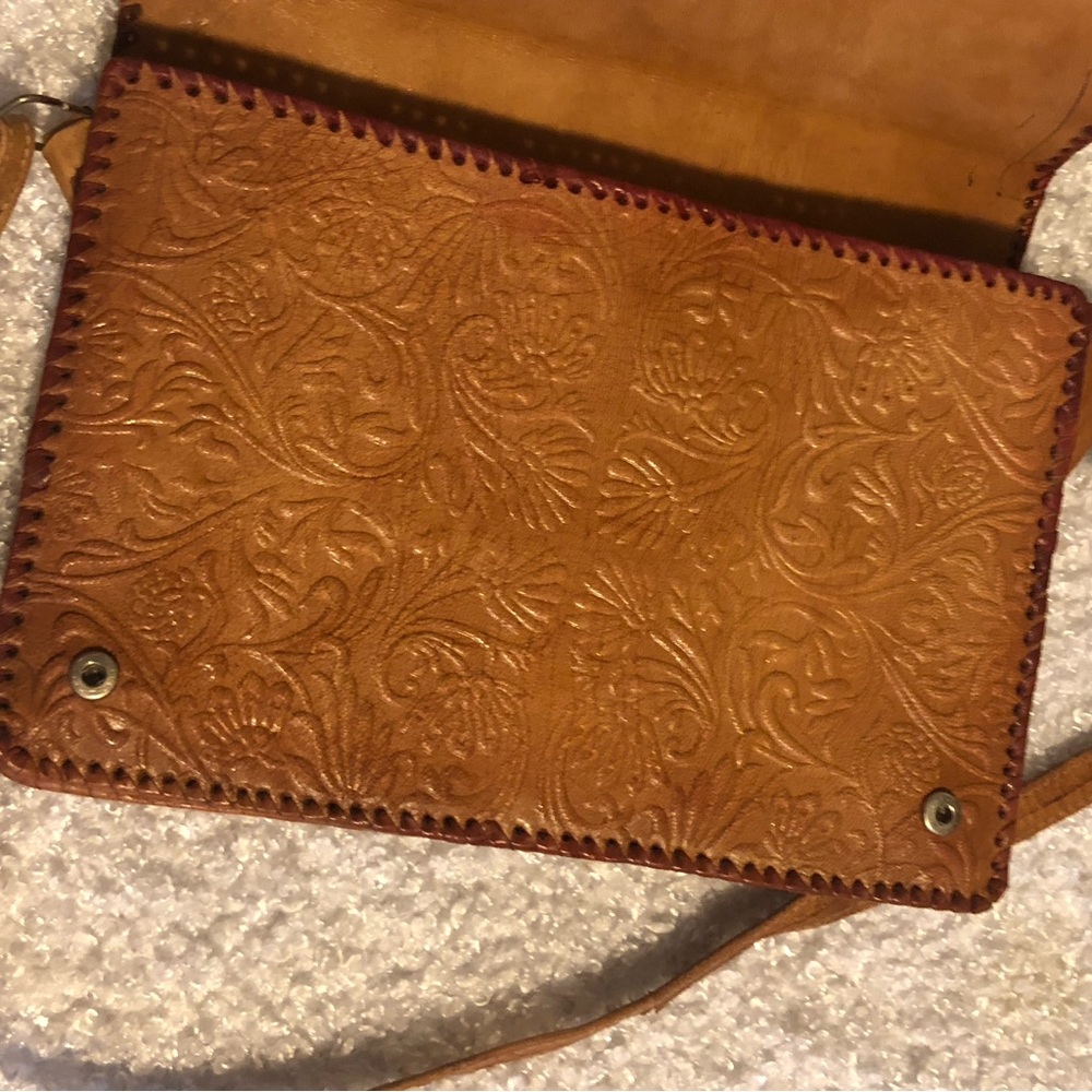 Vintage LEATHER HAND PAINTED & TOOLED BAG shown during live sale - Picture 4 of 8